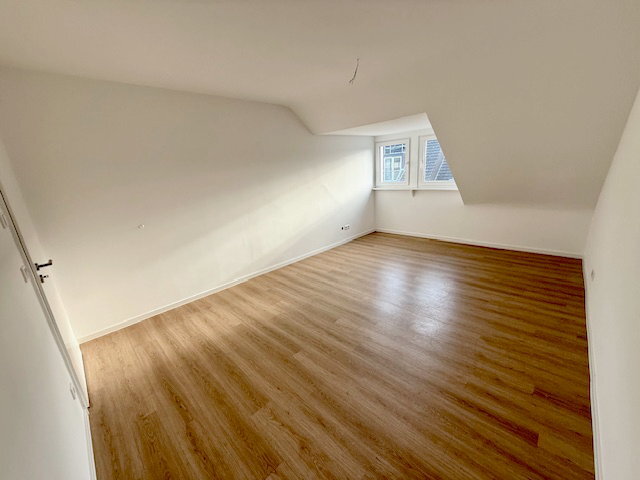 Im Herzen von Neuss: Helle und moderne 3-Zimmerwohnung im Dachgeschoss mit Tageslichtduschbad - Foto 3
